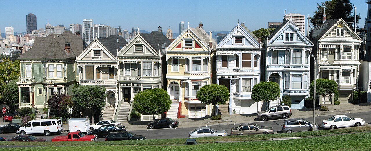 Painted Ladies Victorian houses at Alamo Square with the San Francisco skyline in the background